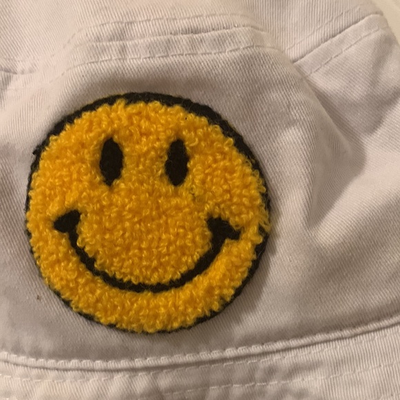 ✨Smiley Face Patch Bucket Hat - Picture 2 of 3